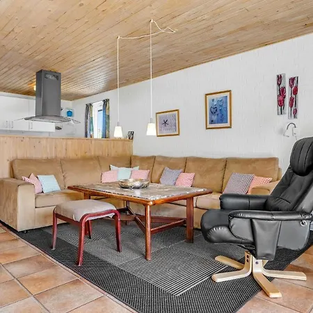 4 Bedroom Awesome In Casa de Férias
